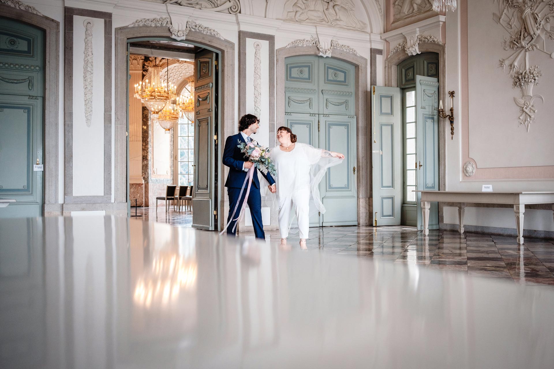 Brautpaar bei der Traumhochzeit in Schloss Benrath in Düsseldorf mit Hochzeitsplaner Let's Marry